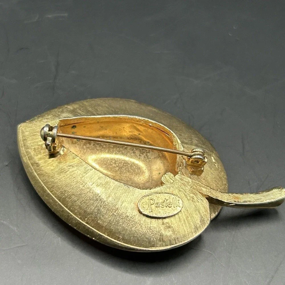 Vintage SIGNED PASTELLI LEAF Brooch Pin‎ brushed gold tone texured Costume